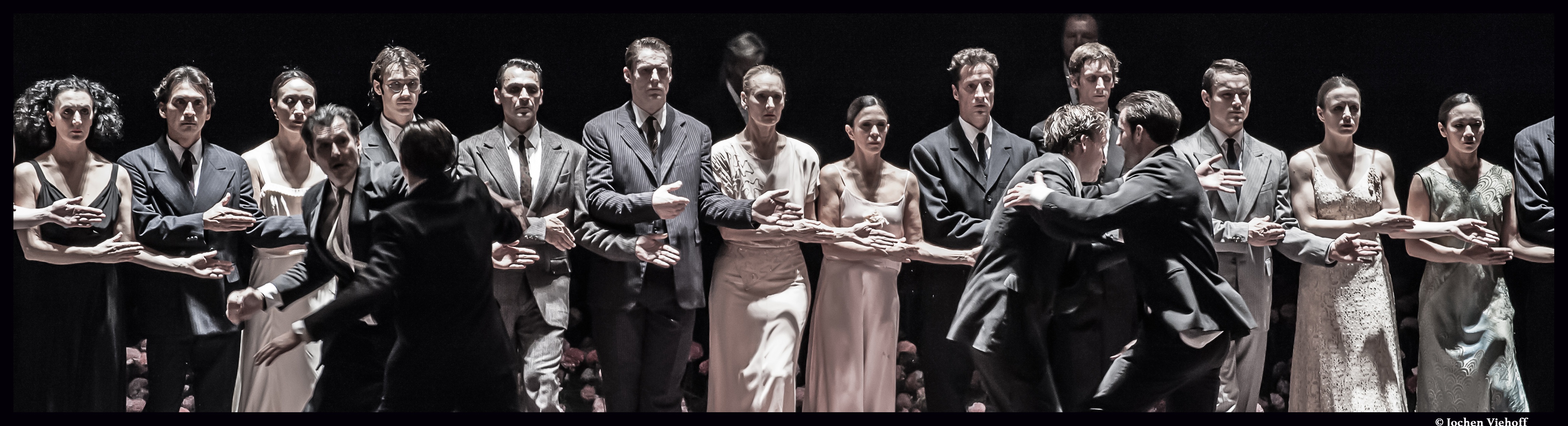 Couv_nelken_Pina_Bausch_Theatre_Ville_©Jochen_Viehoff_@loeildoliv