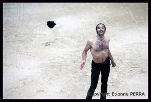 Pour finir de charmer l'auditoire, Israel Galvan fait tomber le haut © Etienne Perra