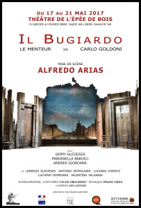 Dans la pure tradition de la Commedia dell’arte, Alfredo Arias ressuscite avec virtuosité le théâtre de Goldoni. Dépoussiéré de sa rigidité classique, l’ensemble retrouve sa puissance comique, son souffle burlesque. Emporté dans un tourbillon où pantalonnades et pantomimes se succèdent à un rythme effréné, le public conquis, hilare se régale et déguste avec un malin plaisir cette farce ubuesque. Afin de retrouver le goût d’antan de cette bouffonnerie goldonienne, Alfredo Arias s’est débarrassé du superflu. Alors qu’en fon de scène, un immense panneau, rappelant quelques canaux vénitiens peints par Canaletto, nous plonge au cœur de la Sérénissime, quelques bois de palissade servent d’unique décor. Dans cet espace dénudé de tout objet, hommes et femmes se croisent, s’observent, se cherchent et se séduisent sous le regard vigilant de leur parentèle. Le timide Florindo (introverti Lucchino Giordana) qui rêve de conquérir la belle Rosaura (flamboyante Marianella Bargilli), se fait damer le pion par Lélio (épatant Geppy Glejeses). Jeune patricien revenant d’exil, il est prêt à tous les mensonges, à toutes les contradictions, quitte à s’emparer des mérites d’un autre pour arriver à ses fins. Véritable affabulateur atteint d’une mythomanie démesurée, il s’invente une vie dorée de marquis. Se noyant dans ses propres mensonges, il finira dindon de sa propre farce. Respectant morale et bonnes mœurs, cette tragi-comédie, qui relève surtout du divertissement, vaut surtout pour le jeu pantomimique des comédiens et ses répliques ciselées. Joué en italien respectant ainsi le texte satirique de Goldoni, le spectacle nous entraîne dans une Italie baroque où les sixties, âge d’or de la Cinecittà, côtoie et embrasse le flamboyant XVIIIe siècle du dramaturge. Mariant les époques et les styles, n’hésitant pas à brocarder les errances d’un monde contemporain à la dérive dans un intermède railleur, l’espiègle Alfredo Arias ménage les effets et séduit un public hilare. Porté par une troupe maniant à ravir la volubilité, l‘exubérance de la langue italienne, ce Il Bugiardo est une savoureuse gourmandise, une sfogliatelle des plus onctueuses à ne pas rater. Il Bugiardo de Carlo Goldoni Théâtre du bois de l’Epée La Cartourcherie Jusqu’au 21 mai 2017 Du mercredi au samedi à 20h30 et le samedi et dimanche à 16h00 Durée 1h45 Mise en scène d’Alfredo Arias Adaptation d’Alfredo Arias et Geppy Gleijeses Avec Geppy Gleijeses, Marianella Bargilli, Andrea Giordana Lorenzo Gleijeses, Antonio Interlandi, Luciano d’Amico, Luchino Giordana, Valentina Valsania Scénographie et costumes de Chloé Obolensky Lumières de Luigi Ascione Musique originale de Mauro Gioia Production Teatro Quirino – R