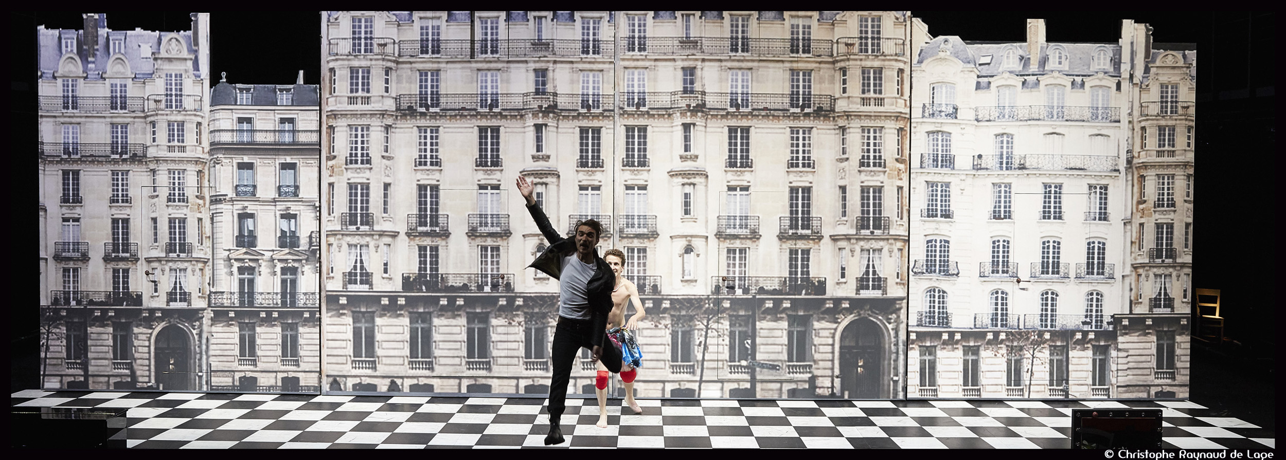 LES-PARISIENS_theatre-de-la-ville-©-Christophe-Raynaud-de-Lage-Festival-d_Avignon-11_@loeildoliv