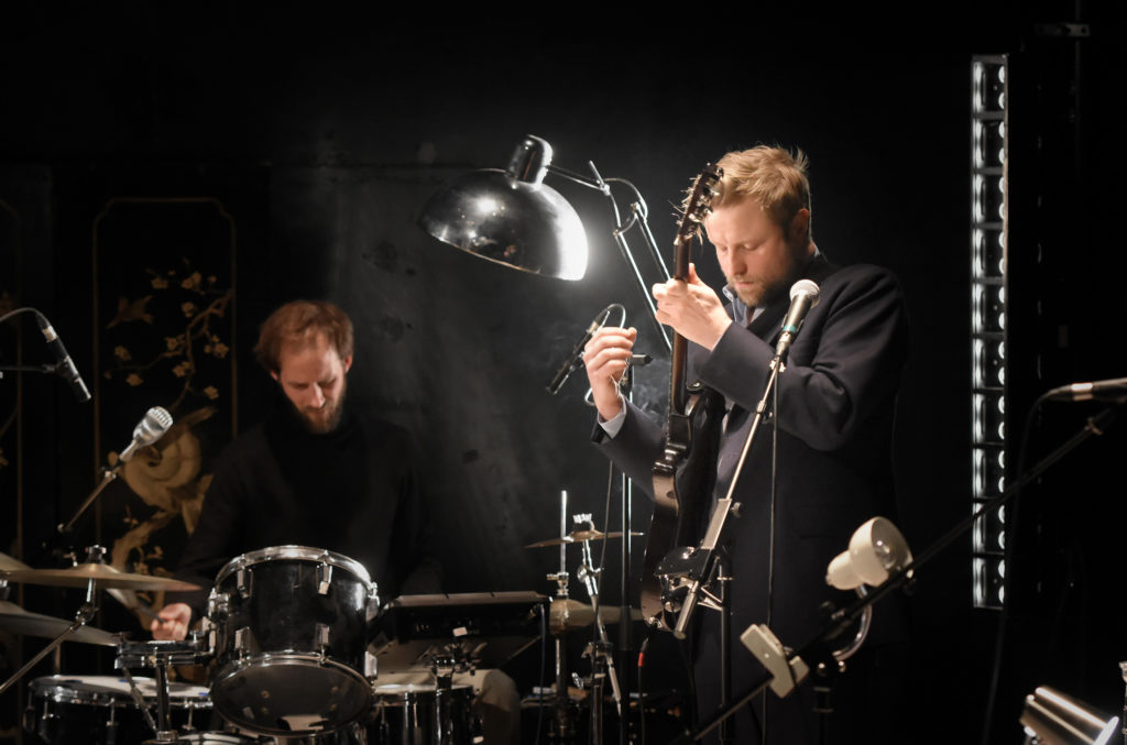 Les Serge (Gainsbourg) de Sébastien Pouderoux et Stéphane Varupenne © Vincent Pontet, Coll. Comédie-Française 