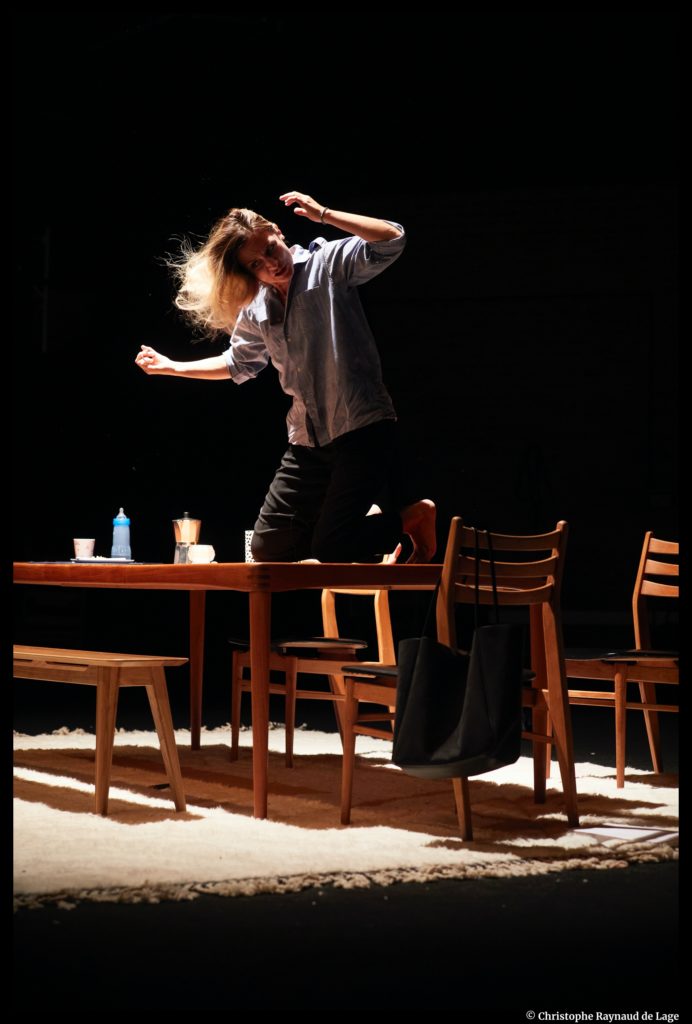 Le temps de Vivre de et avec Camille Chamoux. Mise en scène de Vincent Dedienne. Petit-Saint-Martin. © Christophe Raynaud de Lage