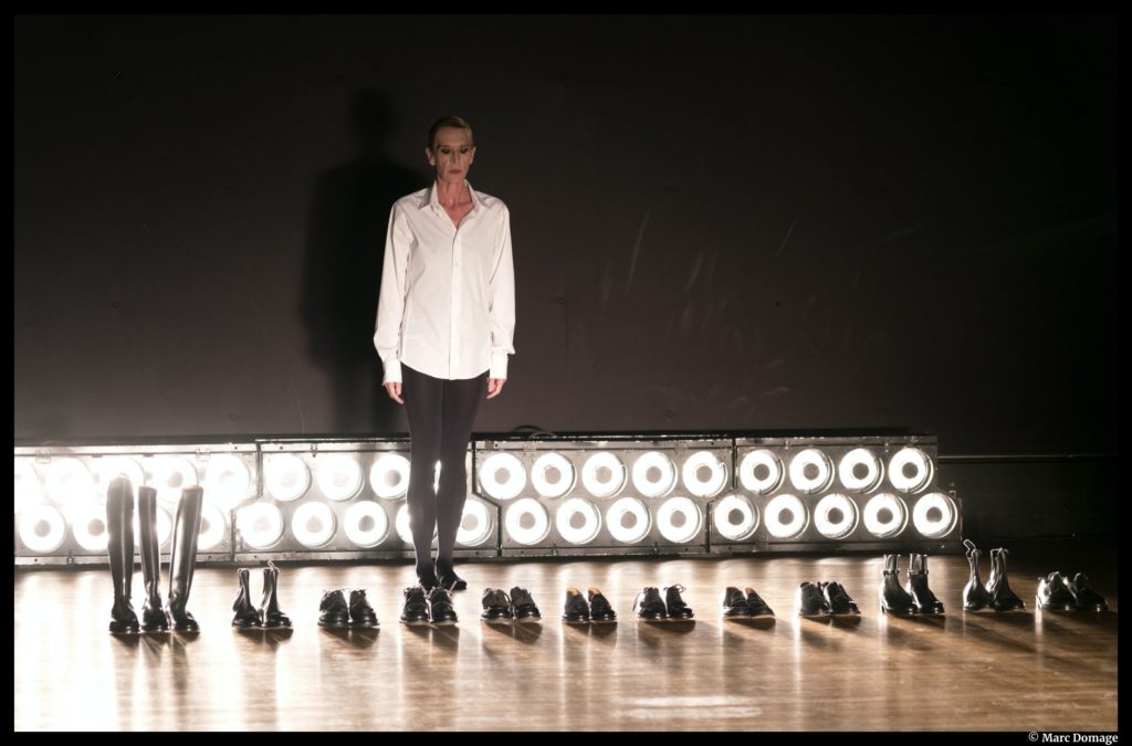 Défilé pour 27 chaussures de Mathilde Monnier et Olivier Saillard.
Montpellier Danse 40 bis. La halle Tropisme. © Marc Domage
