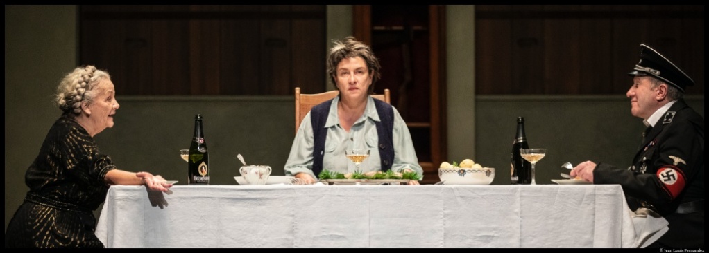 Avant la retraite de Thomas Bernhard. Mise en scène d'Alain Françon. Catherine Hiegel, Noémie Lvovsky et André Marcon. Théâtre de la Porte-Saint-Martin. © Jean Louis Fernandez