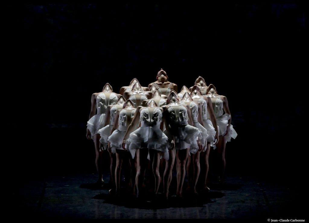 Le Lac des Cygnes. Tchaïkovski. Angelin Preljocaj. Pavillon Noir. Grand théâtre de provence. Ballet Preljocaj.  © Jean-Claude Carbonne