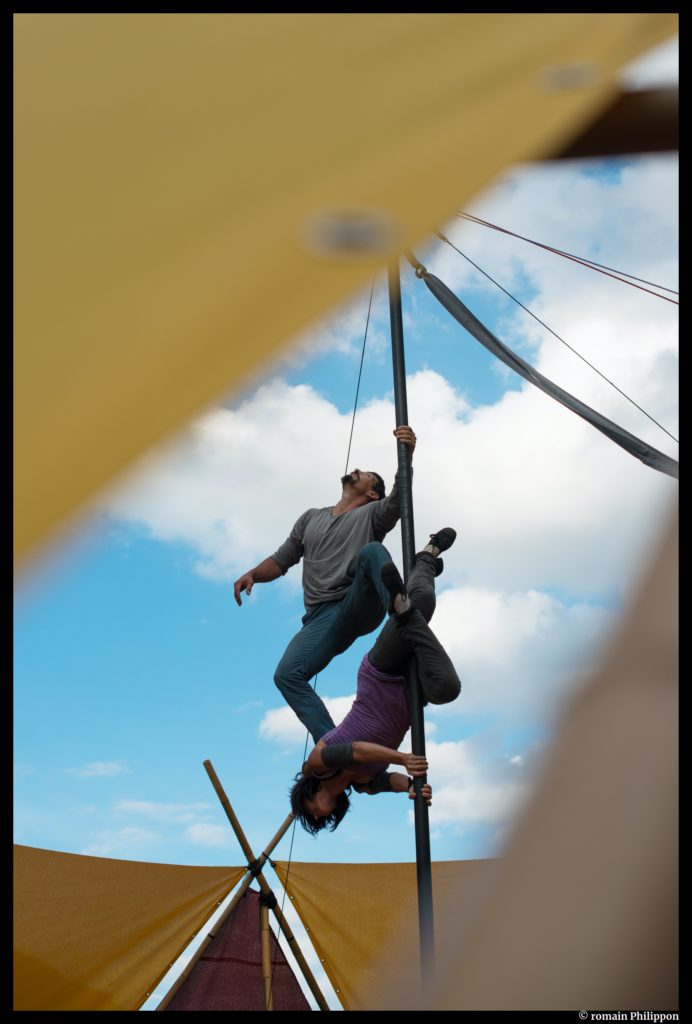 Appuie-toi sur moi de la Cie Cirquons Flex. La nuit du Cirque. © Romain Philippon