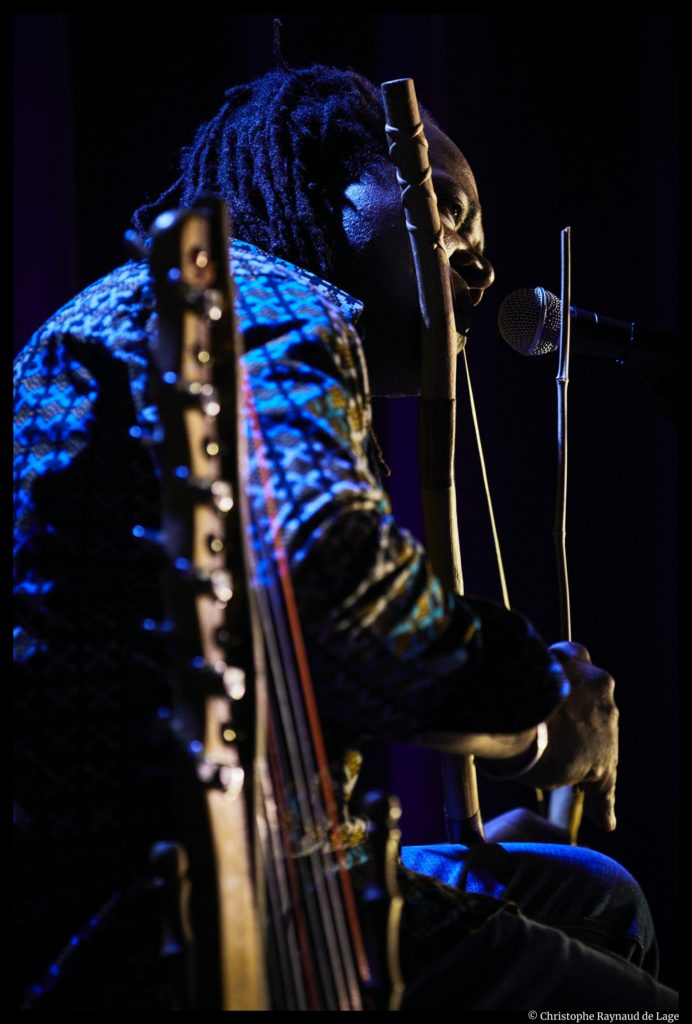 Traces de Felwine Sarr. avec Etienne Minoungou et Simon Winse. Semaine d'art. Festival d'Avignon. © Chirstophe Raynaud de Lage