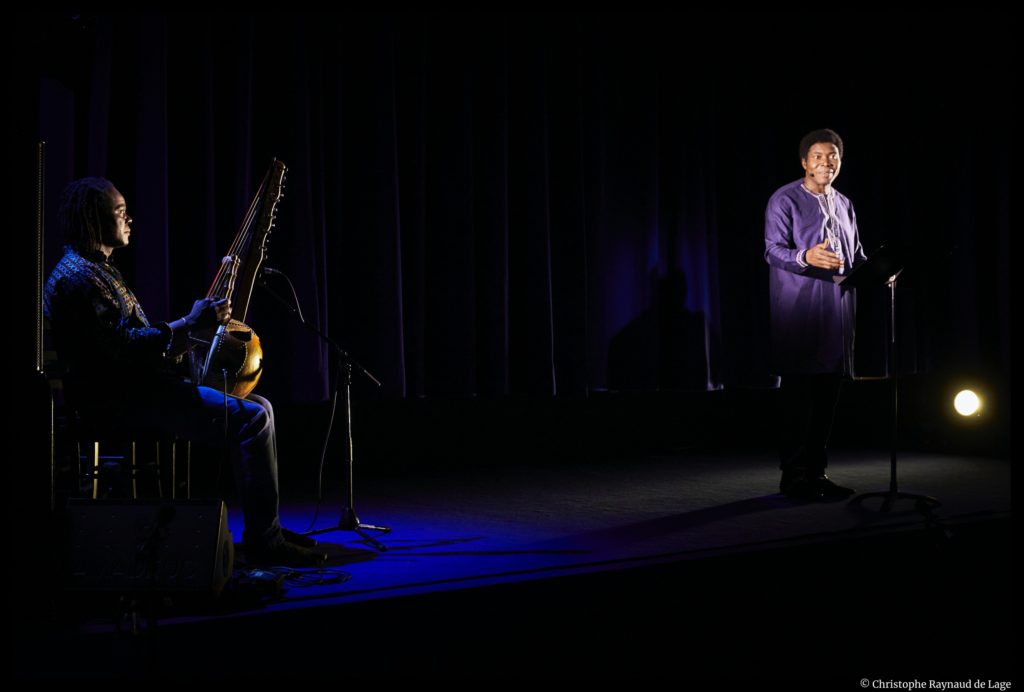 Traces de Felwine Sarr. avec Etienne Minoungou et Simon Winse. Semaine d'art. Festival d'Avignon. © Chirstophe Raynaud de Lage