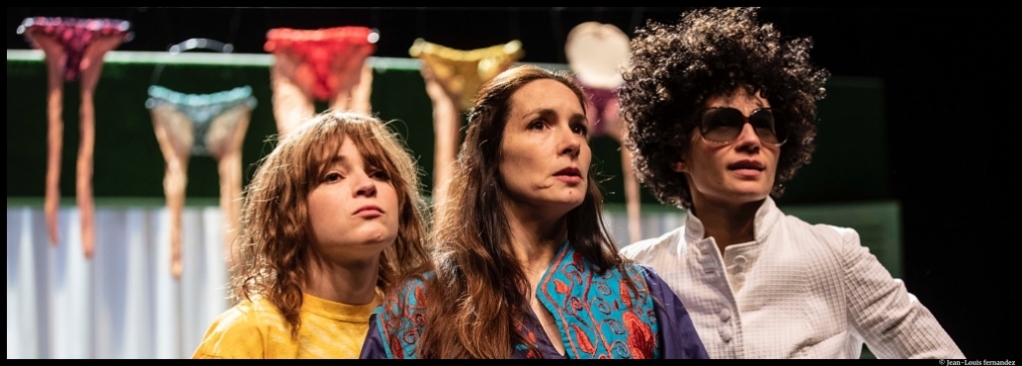 Les Femmes de la maison de Pauline Sales. Théâtre Paul-Scarron, Le Mans. Olivia Chatain, Anne Cressent et Hélène Vivès. © Jean-Louis Fernandez