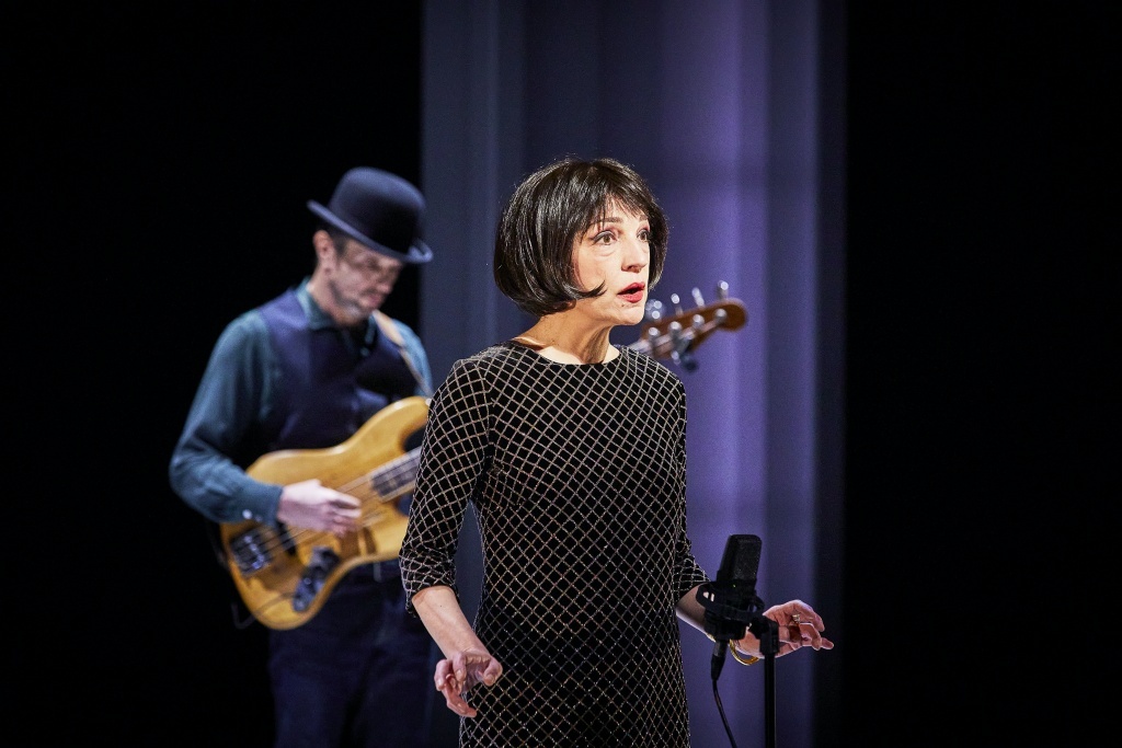 Jocelyne Desverchère dans Short Stories d'après Raymond Carver, mise en scène par Sylvain Maurice, Théâtre de Sartrouville. © Christophe Raynaud de Lage