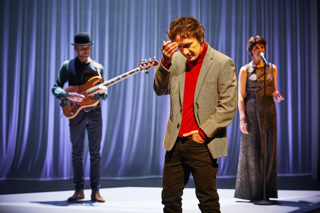 Pierre-Félix Gravière dans Short Stories d'après Raymond Carver, mise en scène par Sylvain Maurice, Théâtre de Sartrouville. © Christophe Raynaud de Lage