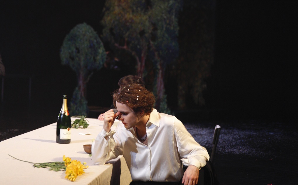 Maxime Coggio dans Beaucoup de bruit pour rien de Shakespeare. Mise en scène de Maïa Sandoz et Paul Moulin. © Kenza Vannoni  