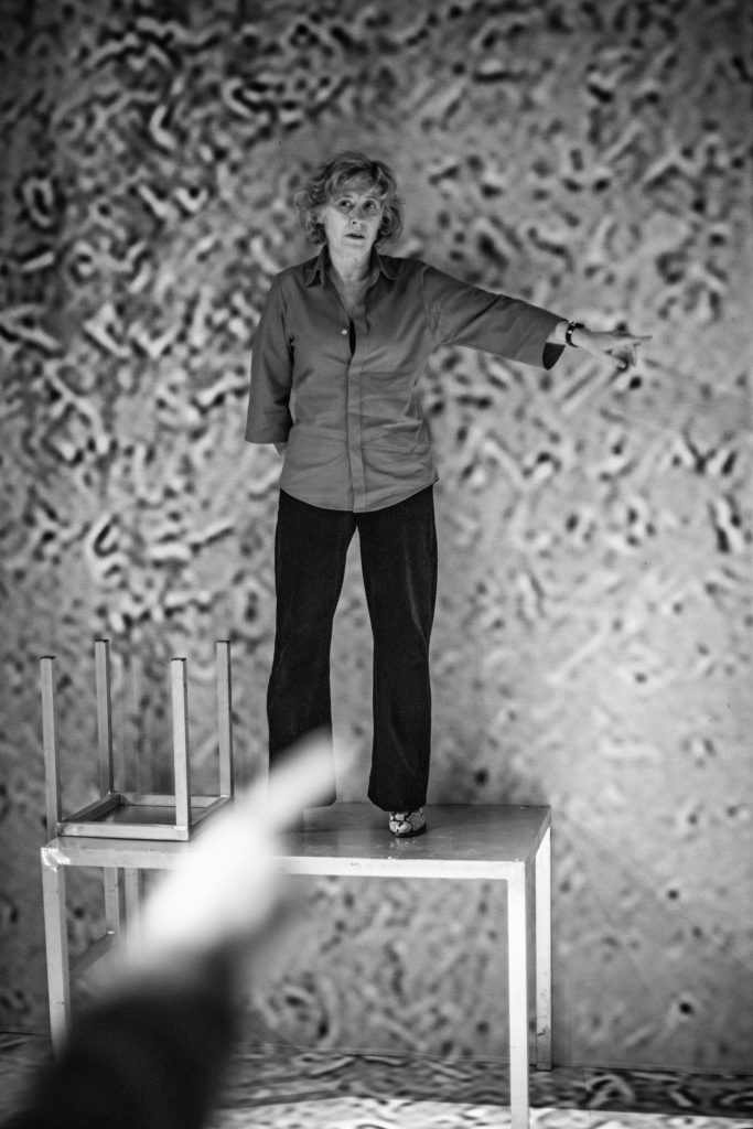 Cécile Brune répétant Au Bord de Claudine Galéa sous la direction de Stanislas Nordey. TNS © Jean Louis Fernandez 