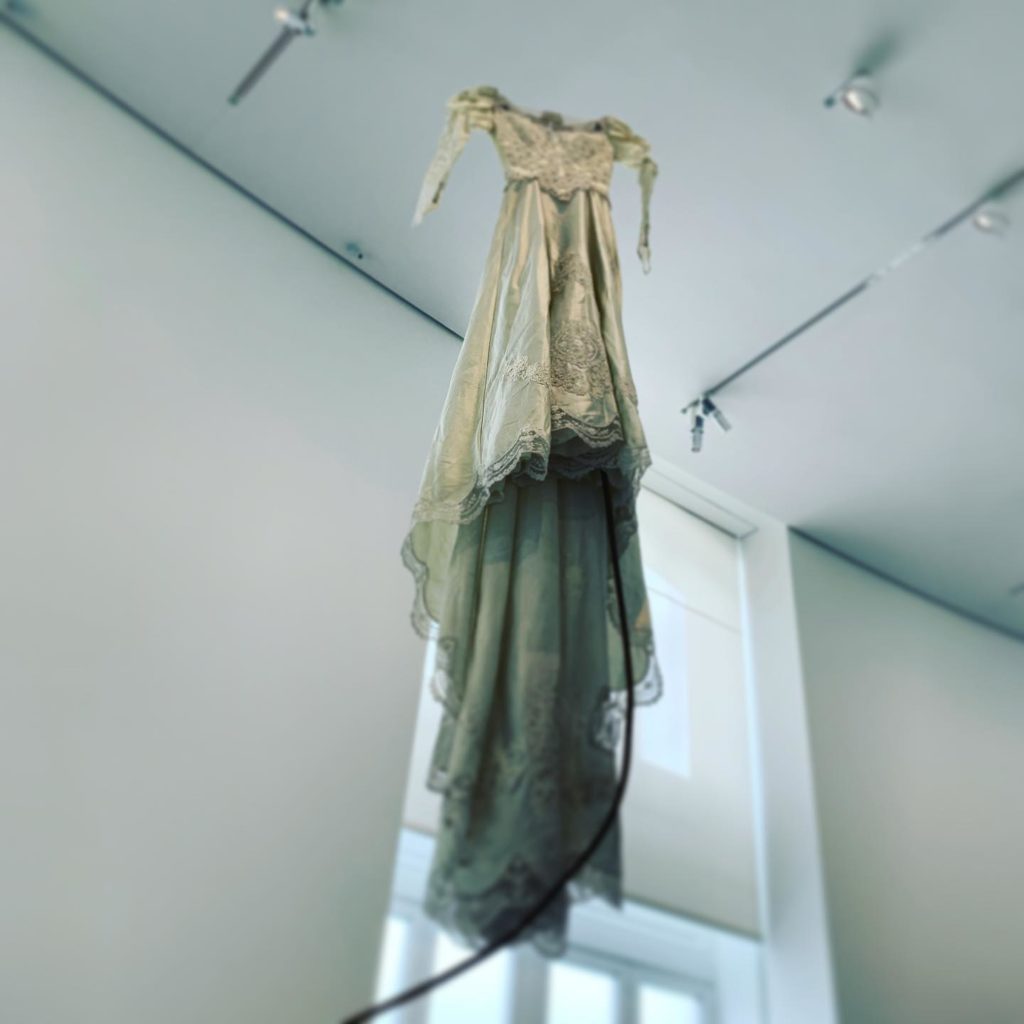 La robe de mariée de David Hammons. Collection Pinault - Bourse du Commerce © OFGDA