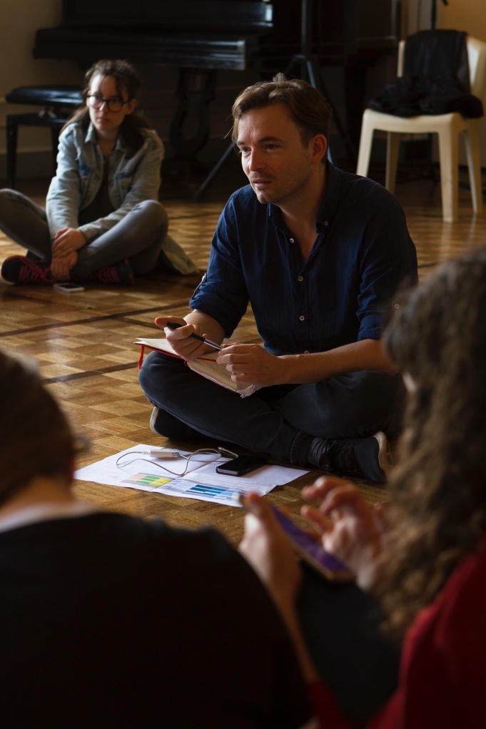 Yann Verburgh et des lycéens lors du Prix Scénic Youth 18 dont j'ai été lauréat au CDN de Béthune - © Thomas Faverjon