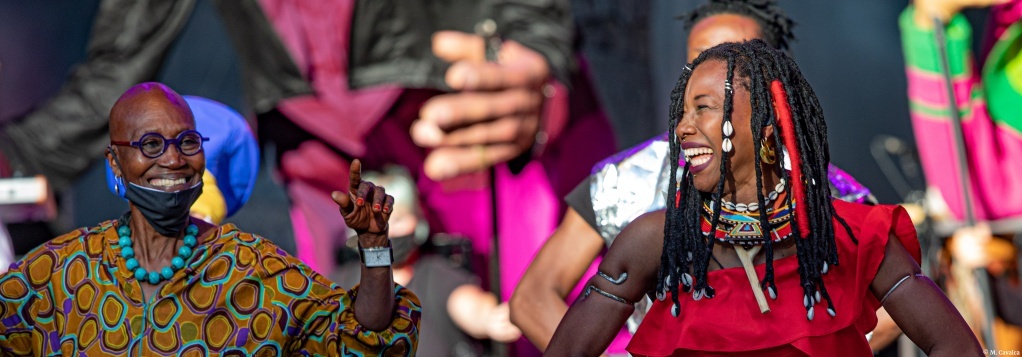 Germaine Acogny et Fatoumata Diawara. Le défilé. La biennale de la danse © M. Cavalca