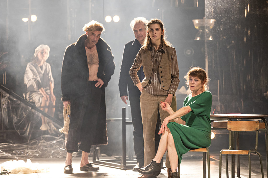 Jeanne Lepers à l'Odéon dans Un ennemi du peuple d'Ibsen, mise en scène par Jean-François Sivadier. ©Jean Louis Fernandez