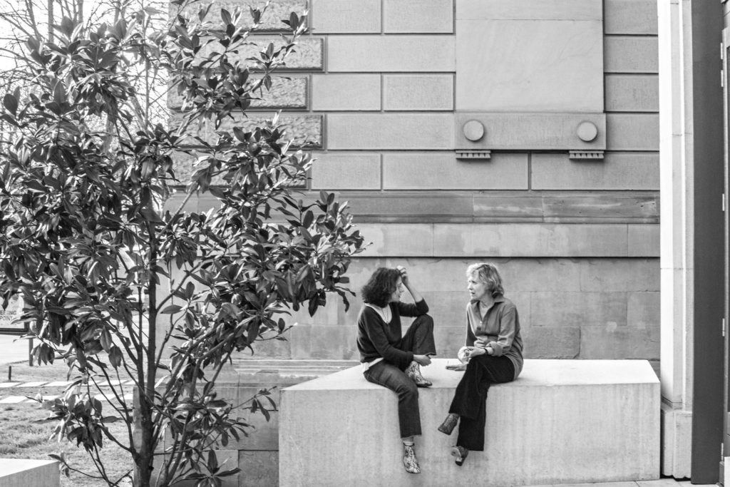 Claudine Galea en grande discussion avec Cécile Brune. Au Bord. TNS © Jean Louis Fernandez