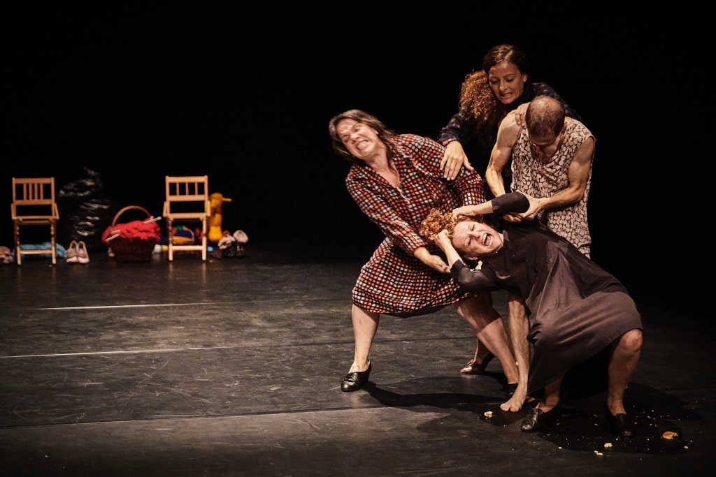 MISERICORDIA Texte et mise en scene Emma Dante, Lumiere Cristian Zucaro, Avec Italia Carroccio, Manuela Lo Sicco, Leonarda Saffi, Simone Zambelli. ©. Christophe Raynaud de Lage