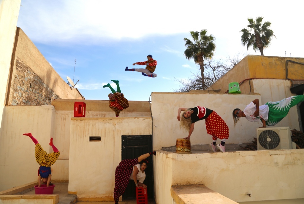 FIQ! (Réveille-toi !)du Groupe Acrobatique de Tanger / Maroussia Diaz Verbèke © Hassan Hajjaj