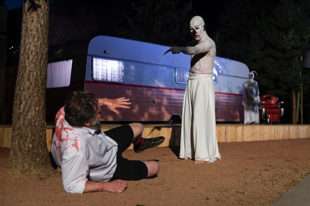 Filage d'Antigone, théâtre du Crochetan à Monthey. Mise en scène Lorenzo Malaguerra.  Avec Noémie Schmidt, Philippe Soltermann, Olivia Seigne, Baptiste Morisod, Vincent Rime, Jean Lambert-wild. Scénographie et costumes Kristelle Paré. © Marino Trotta 