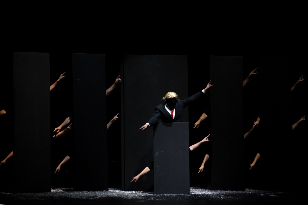 Walls de Martin Harriague. Le temps d'aimer. Malandain Ballet Biarritz. Dantzaz © Caroline d'Otero