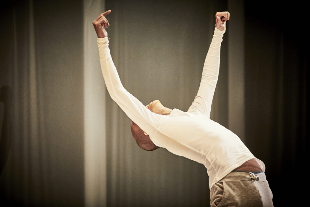 On n’est pas là pour disparaître d’après le roman d’Olivia Rosenthal, mise en scène de Mathieu Touzé. théâtre 14 © Christophe Raynaud de Lage