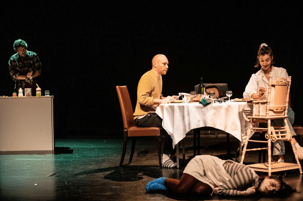 Je me suis assise et j’ai gobé le temps de Laurent Cazanave
Théâtre 14
© Jean-Louis Fernandez