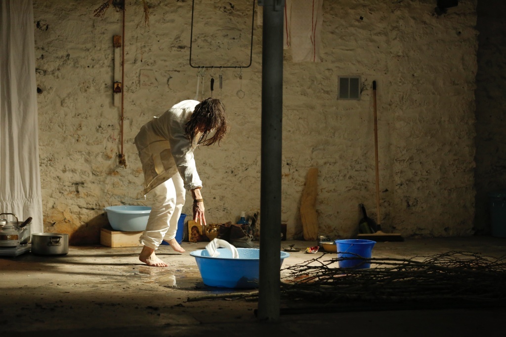 LA NUIT SERA BLANCHE d'apres LA DOUCE de Fedor Dostoievski , mise en scene Lionel Gonzalez, Conception et jeu Jeanne Candel, Lionel Gonzalez, Thibault Perriard  au TGP Saint Denis  du 6 au 22 avril 2022. © Pascal Victor