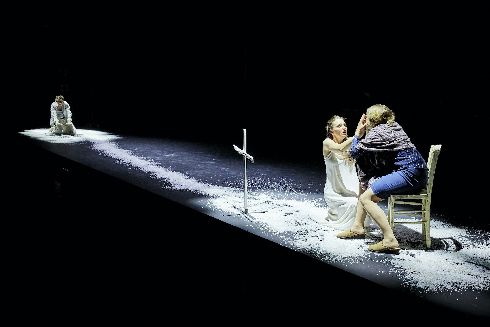 Le Nid de cendres, Simon Falguières, Festival d'Avignon © Christophe Raynaud de Lage