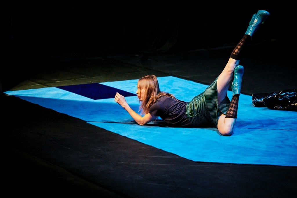 All over Nympheas d'Emmanuel Eggermont FESTIVAL D'AVIGNON © Christophe Raynaud de Lage