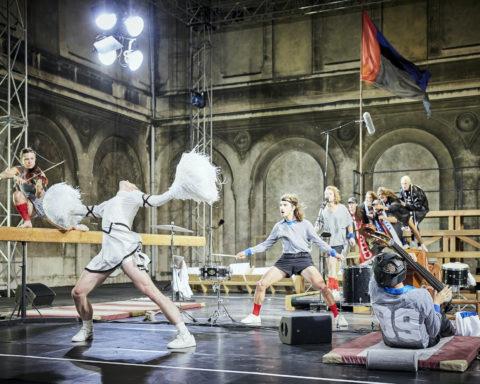 One Song, Miet Warlop © Christophe Raynaud de Lage / Festival d'Avignon