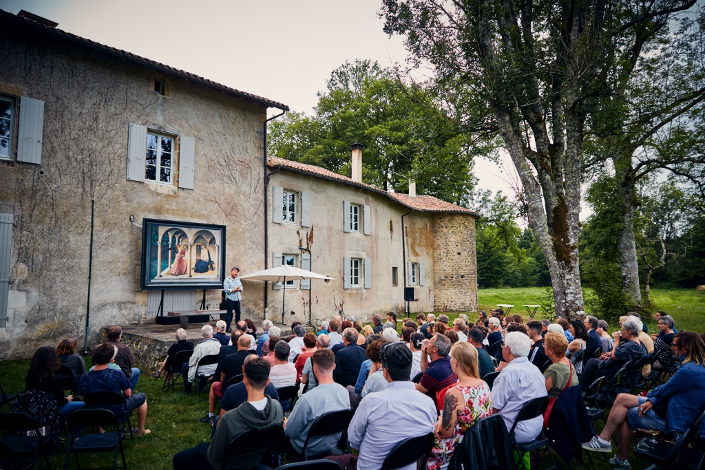 Comme vider la mer avec une cuiller, de Yannick Jaulin, avec Yannick Jaulin et Morgane Houdemont, au Festival d'Été à la Maison Maria Casarès, le 25 juillet 2022. ©Joseph Banderet