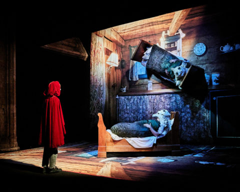 Le Petit Chaperon Rouge, Céleste Germe, Das Plateau © Christophe Raynaud de Lage/Festival d'Avignon