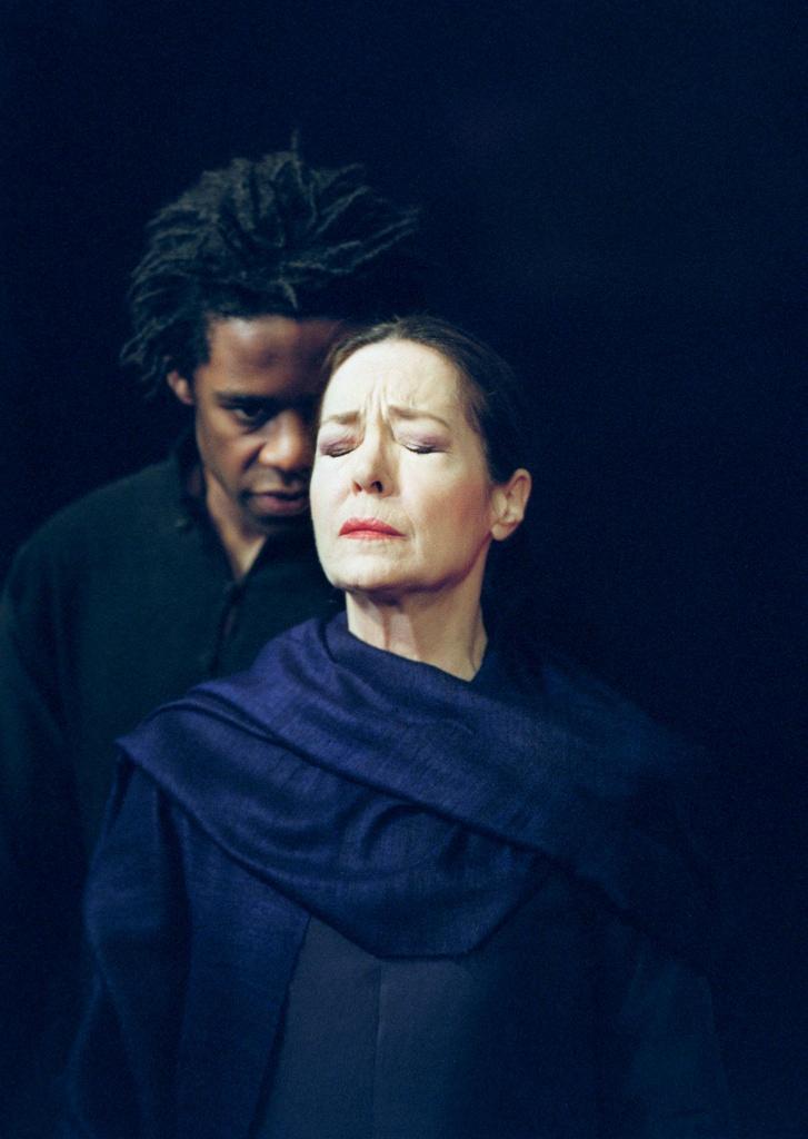 HAMLET  de William SHAKESPEARE, mise en scene Peter BROOK, collaboration a la mise scene Marie-Helene ESTIENNE au Theatre des BOUFFES DU NORD du 28 novembre 2000 au 12 janvier 2001. Avec: Adrien LESTER (hamlet),Natasha PARRY © Pascal Victor tous droits réservés