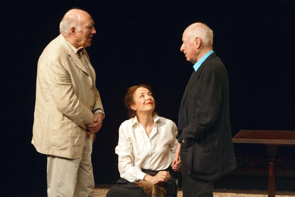 TA MAIN DANS LA MIENNE de Carol ROCAMORA, d'apres la correspondance d'Olga KNIPPER et Anton TCHEKHOV. Mise en scene: Peter BROOK, Adaptation: Marie-helene ESTIENNE. Avec: Natasha PARRY et Michel PICCOLI.Photo: Michel PICCOLI, Peter BROOK, Natasha PARRY. Au Theatre des Bouffes du Nord a Paris, a partir du 28 octobre. (photo by Pascal Victor/ArtComArt) © Pascal Victor - Tous droits réservés