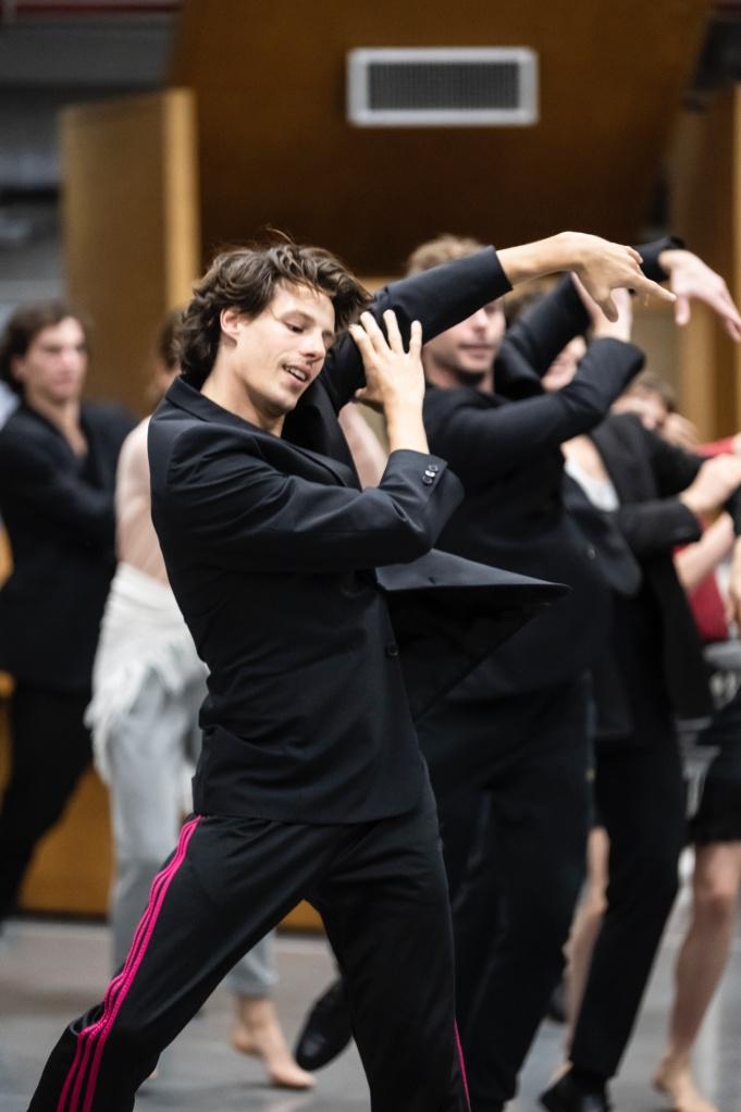 Kontakthof, une pièce de Pina Bausch, Ballet de l'OnP - répétition © Julien Benhamou
