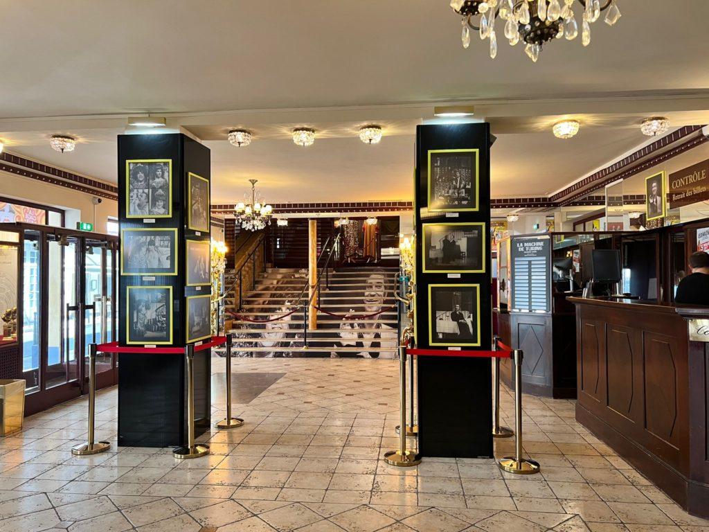 Hall d'entrée du Palais-Royal, exposition La cage aux folles © Palais-Royal