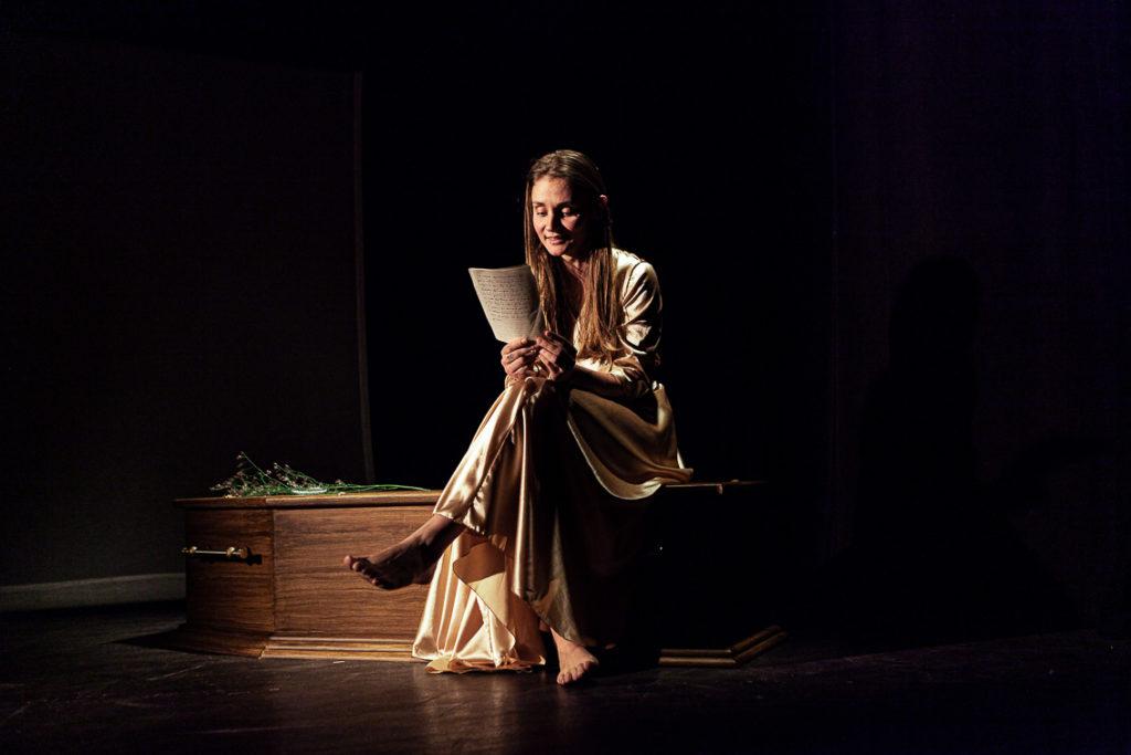 La folle et inconvenante histoire des femmes de Laura Léoni mise en scène de Laëtitia Gonzalbes - avec Diane Prost © Chloé Nicosia