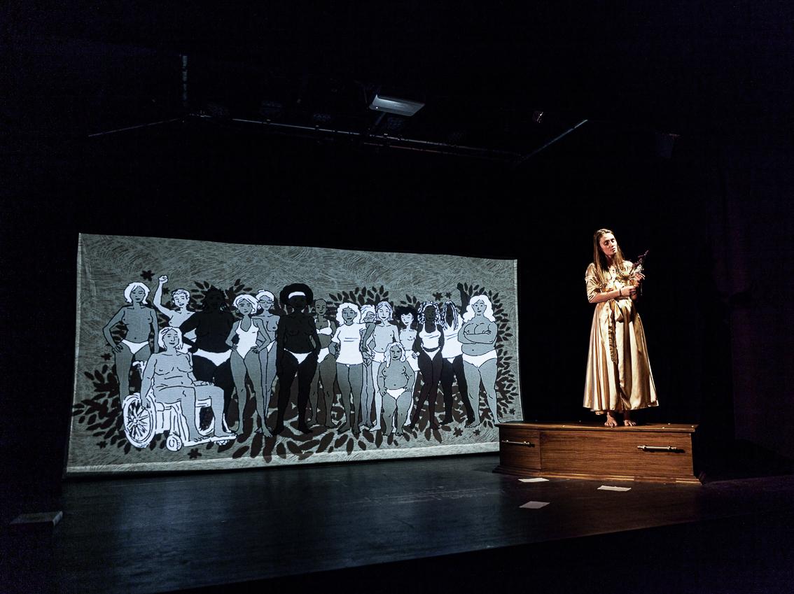 La folle et inconvenante histoire des femmes de Laura Léoni mise en scène de Laëtitia Gonzalbes - avec Diane Prost © Chloé Nicosia