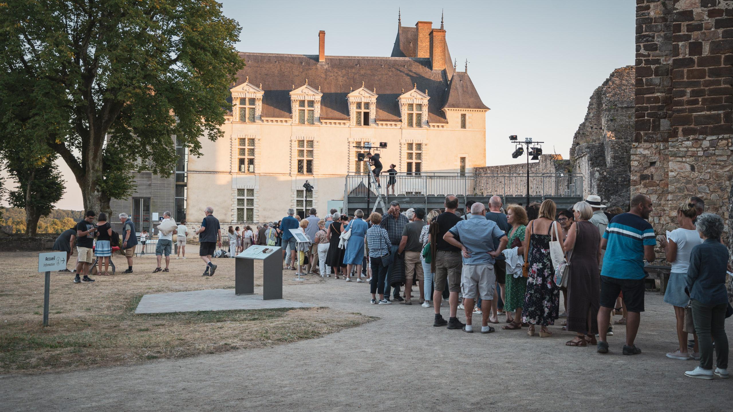 Entrée du public au Château de Sainte Suzanne © Les Nuits de la Mayenne