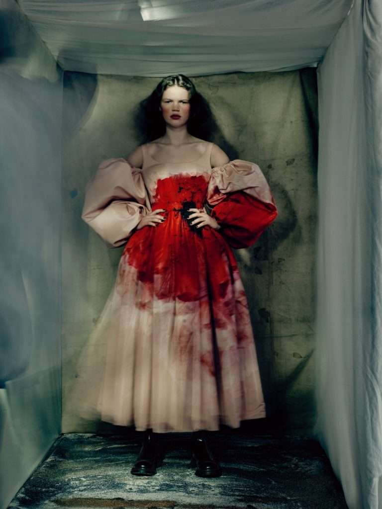 Luca Biggs, Alexander McQueen A/H 2021-2022, Paris, 2021. Tirage au charbon. © Paolo Roversi