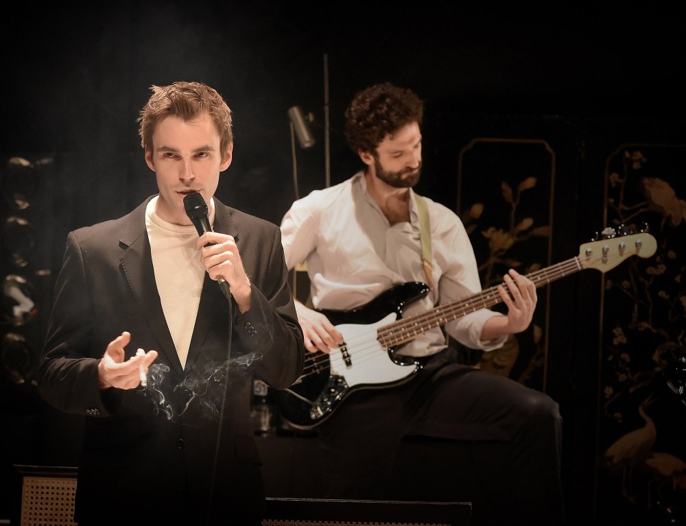 Les Serge (Gainsbourg point barre) de Stéphane Varupenne et Sébastien Poudereoux © Vincent Pontet, coll. Comédie-Française