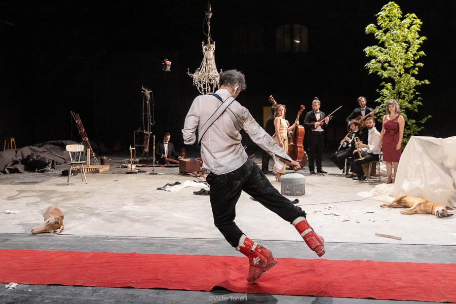 Le Crocodile trompeur, d'après l’opéra Didon et Énée d'Henry Purcell-, conception Samuel Achache, Jeanne Candel et Florent Hubert - Companie la vie brève © Victor Tonelli