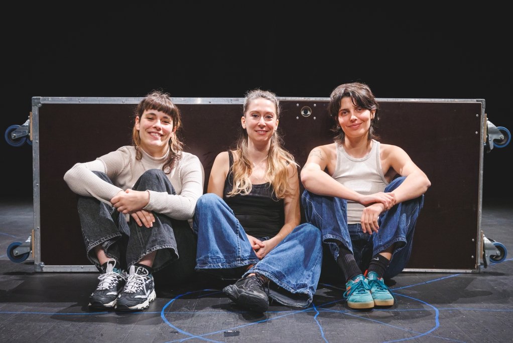 Sarah Coulaud, Gabrielle Chalmont-Cavache et Louise Fafa, les 3 co-programmateurices du festival © Hugo Lafitte